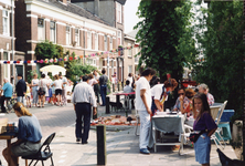859403 Afbeelding van een buurtfeest met rommelmarkt op de Abstederdijk te Utrecht.